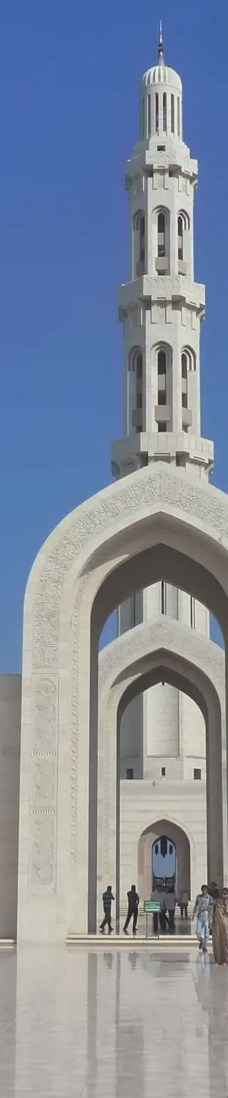 Versetze dich in ein Märchen bei der grossen Sultan-Qabus-Moschee